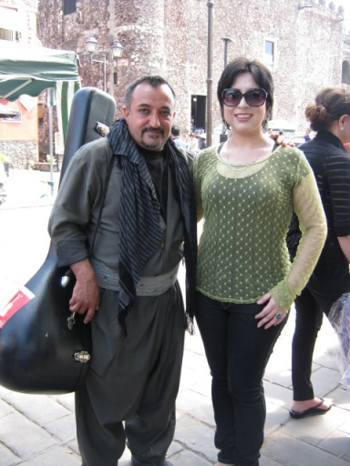 Ronak con el cantante Shahhruz Ahmedi
