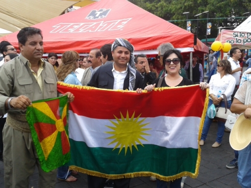 Ronak sujetando el extremo superior derecho del bandera kurda